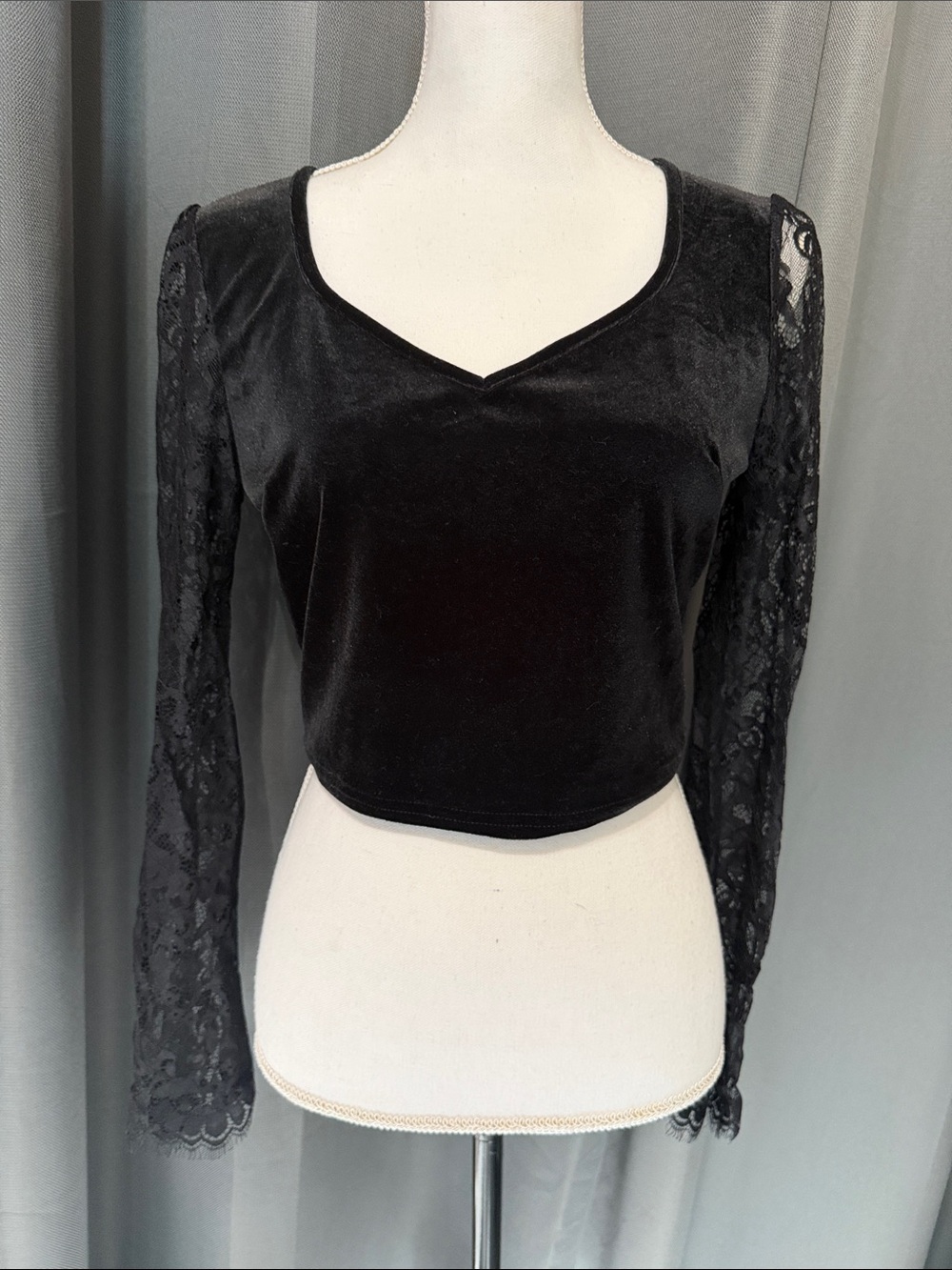 Black Velvet V-Neck Long Sleeve Lace Bell Sleeve Top (small)
